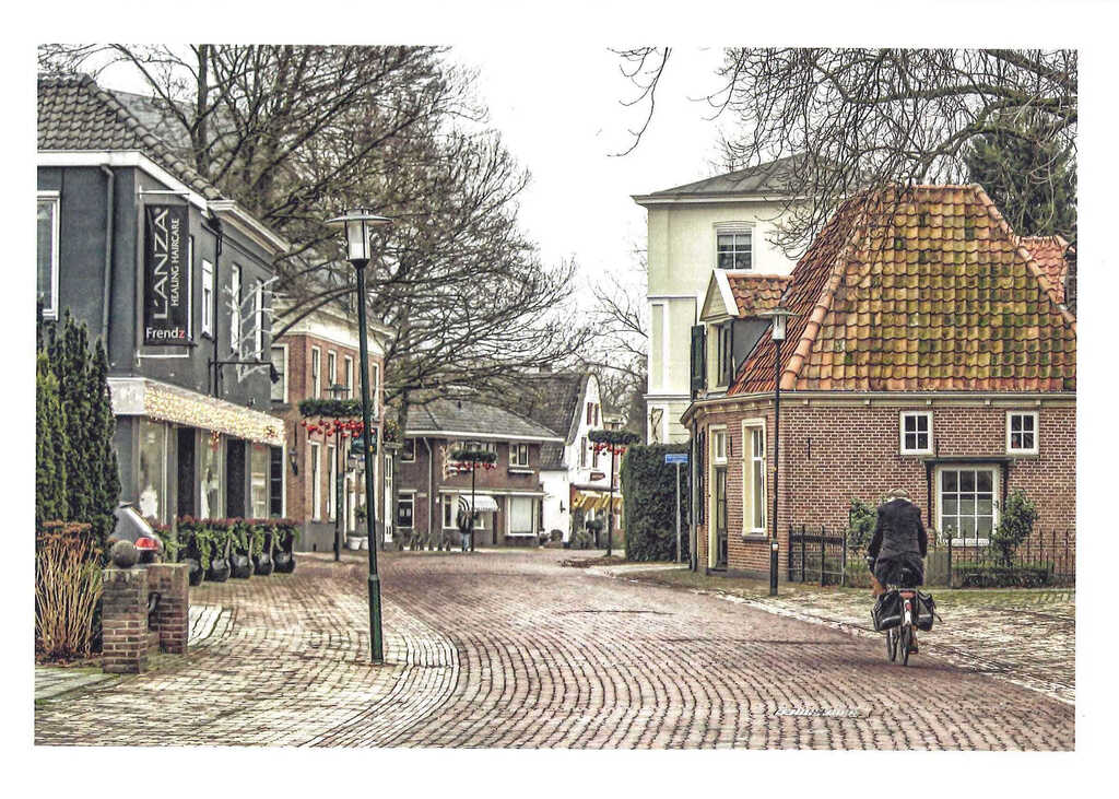 Tinus op zijn fiets door de Dorpsstraat in Twello, foto Gerard Boerkamp